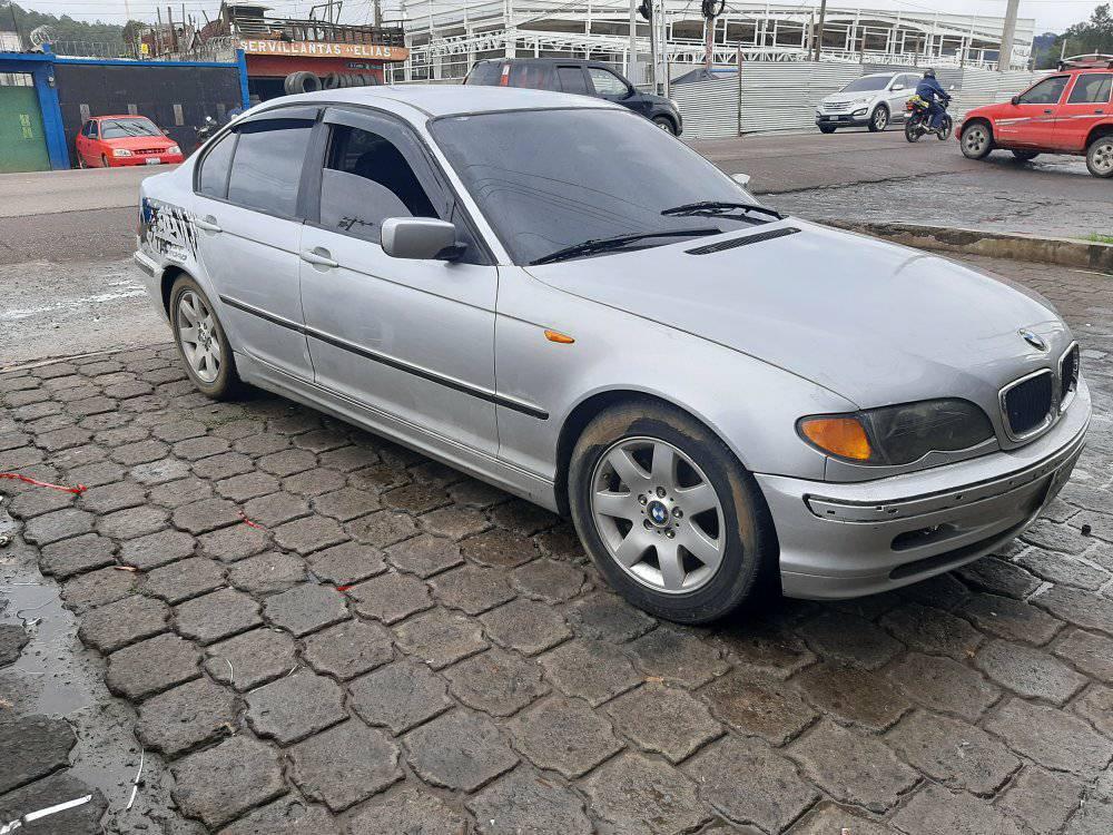 Remato bonito bmw mecanico modelo 2001