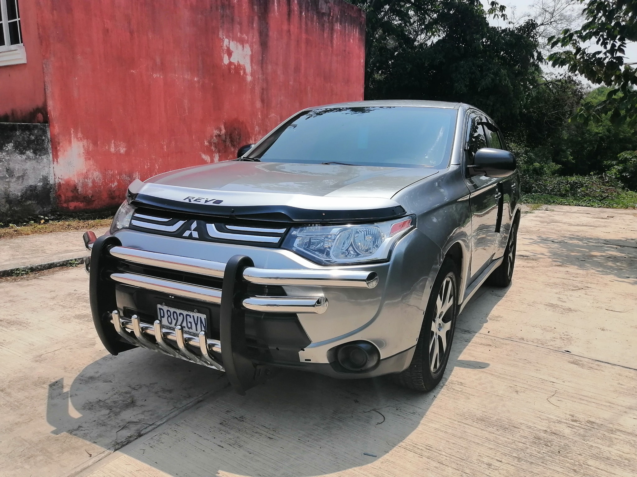 Vendo Mitsubishi Outlander 2014, 3 filas de asientos. Lista para estrenar