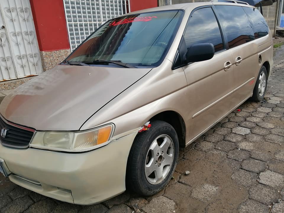 Asepto negocio por hermosa camioneta honda Odyssey modelo 2000