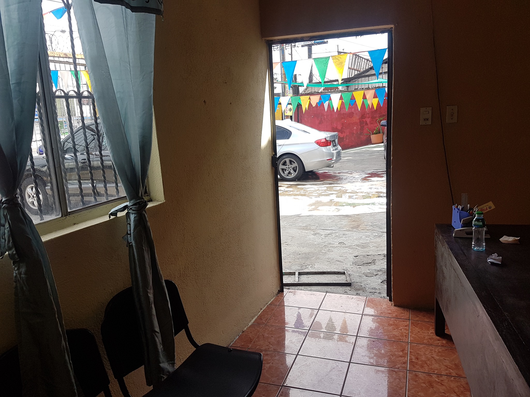 Busco socio cuento con importadora predio y taller