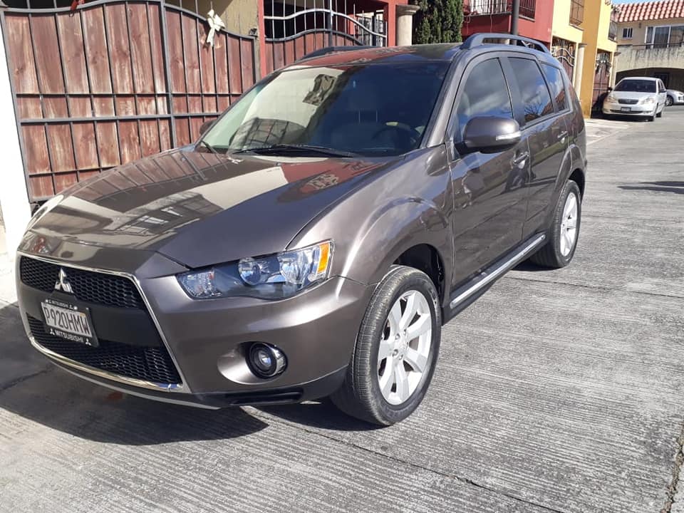 Mitsubishi Oulander 4x2 Tip Tronic Recién Ingresada De 3 Filas 6 Cilindros Modelo 2010