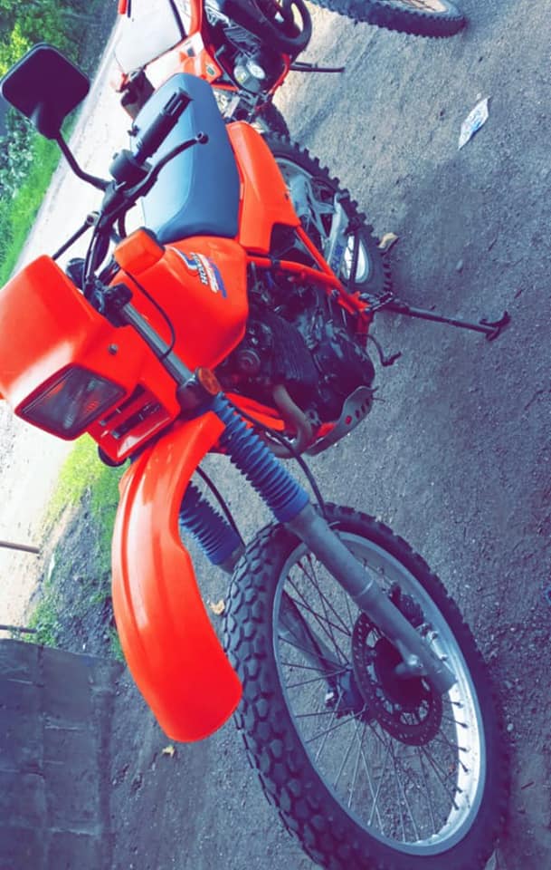 Vendo potente Honda XL350r modelo 85 ,todos sus papeles, cel 49300951precio 17500 acepto tratos