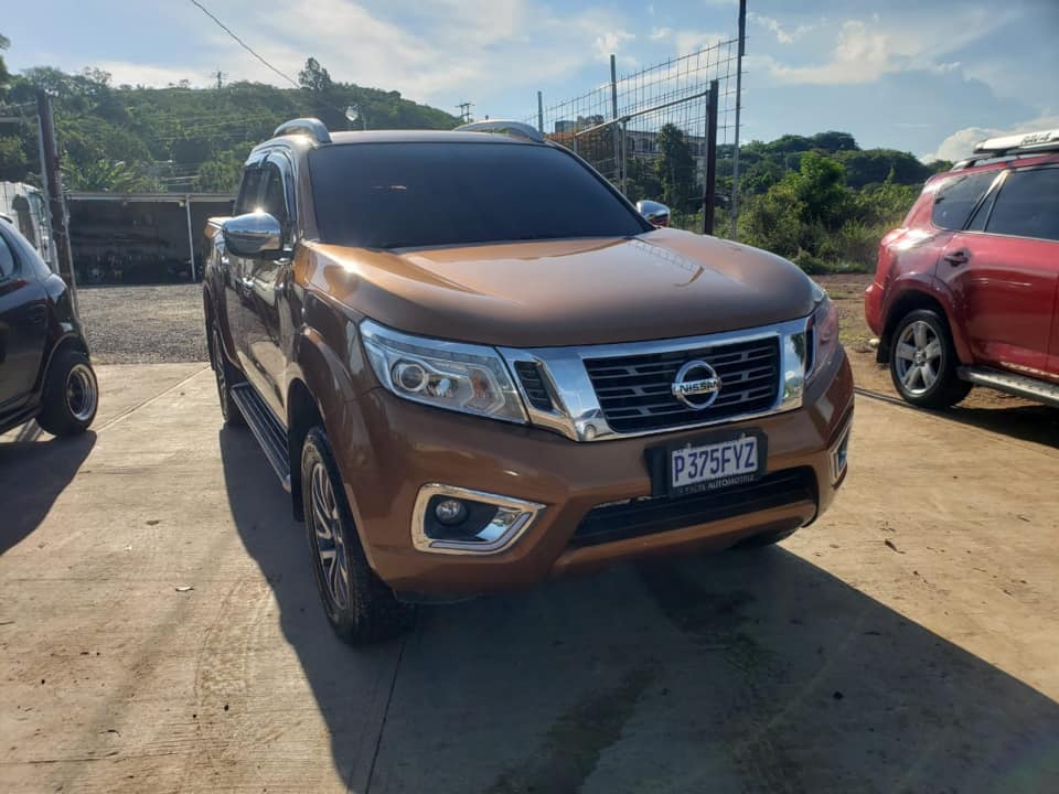 Vendo 
Nissan np300 LE