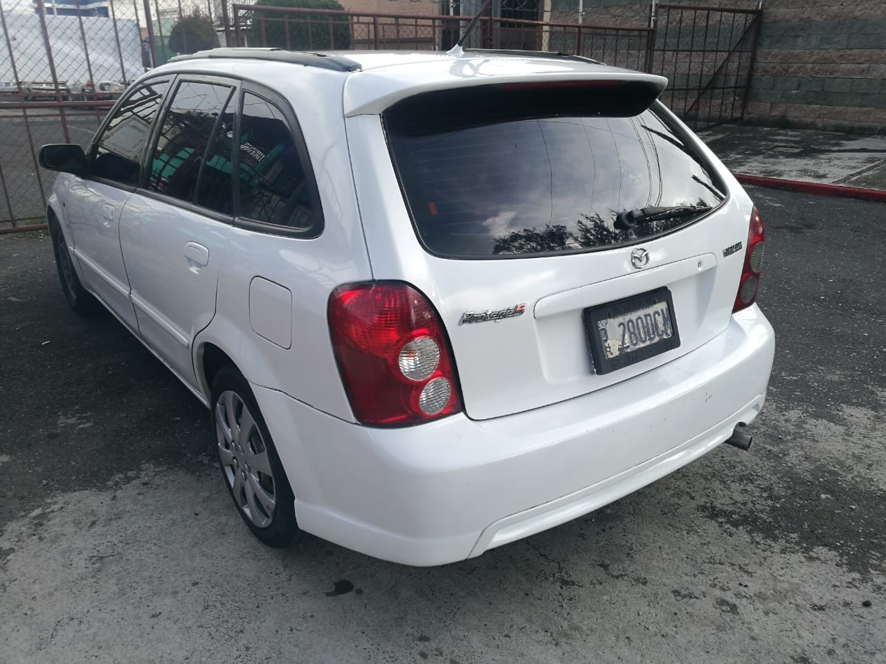 Compro carro comercial tengo 10 mil disponible