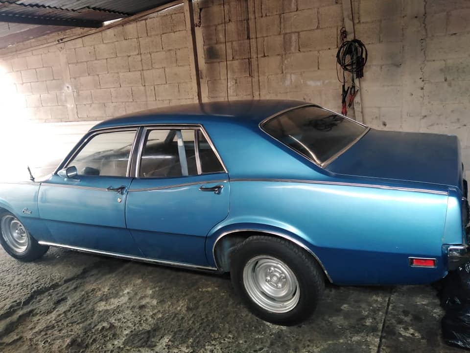 Vehículo clásico Ford Mercury modelo 71