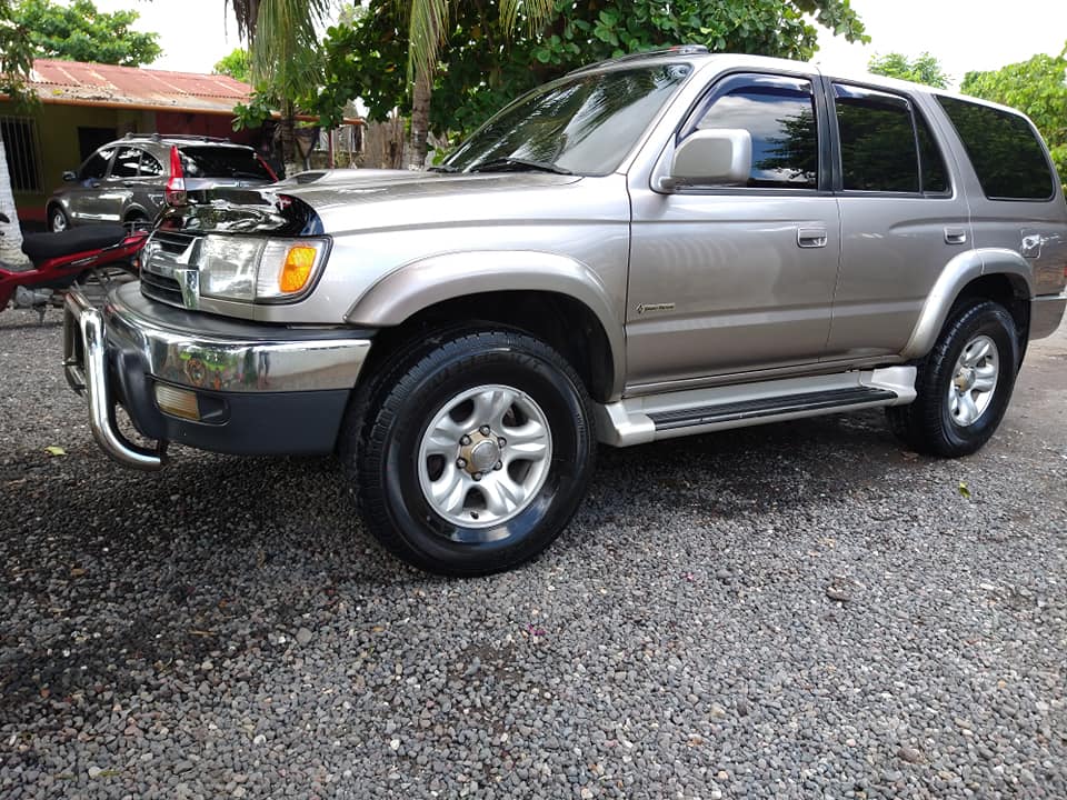 Hermosa Toyota runner SPORT EDITION MODELO 2002  4X4