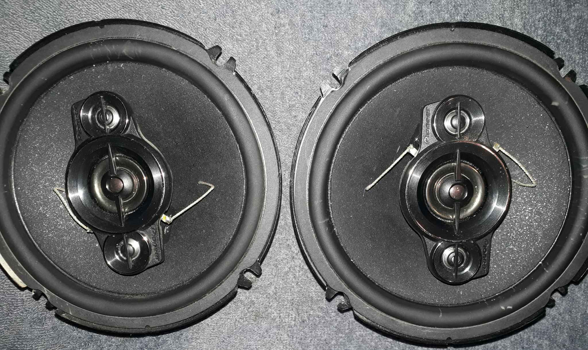 Vendó un par de bocinas redondas Pioneer originales casi nuevas