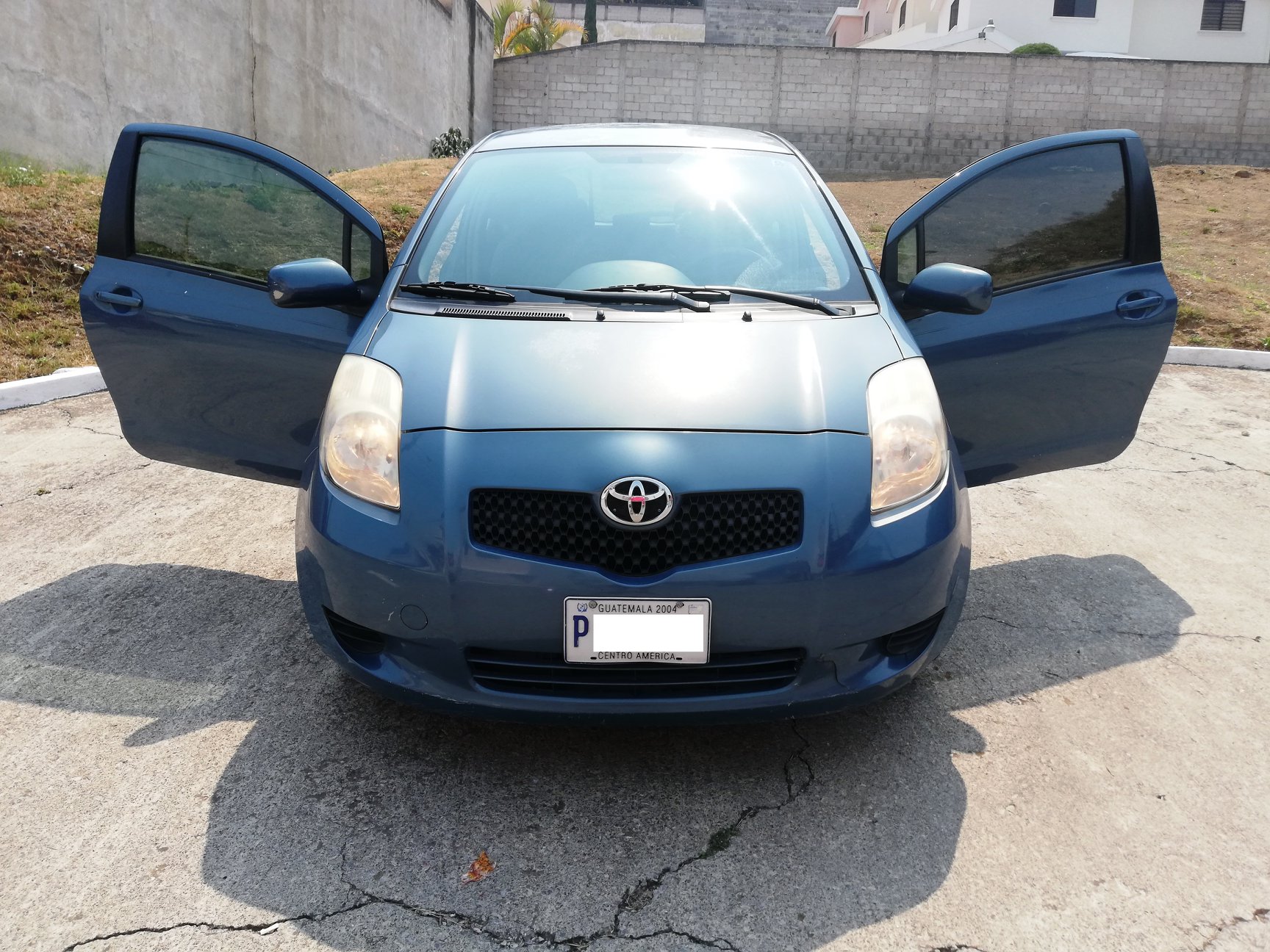 Vendo o Cambio con ribete a mi favor TOYOTA YARIS HATCHBACK modelo 2,007 Mecánico, 2 puertas