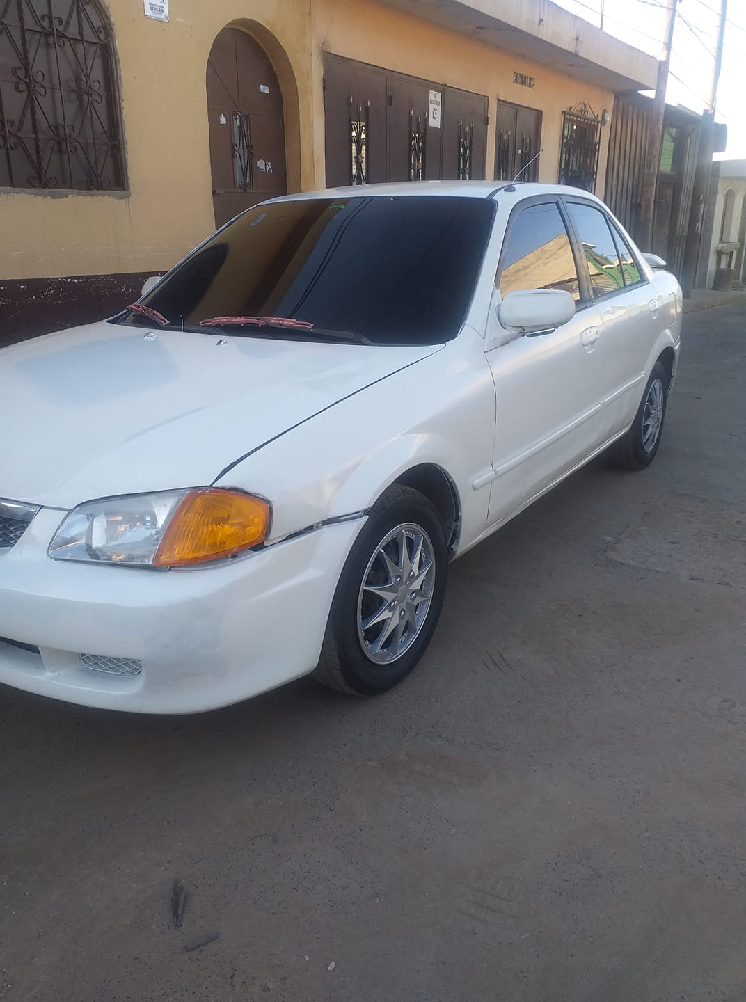 VENDO BONITO MAZDA PROTEGE MODELO 2000 MECÁNICO MOTOR 1,600