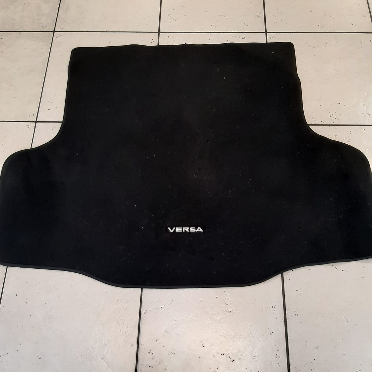 Alfombra baul nissan versa 2012-2016