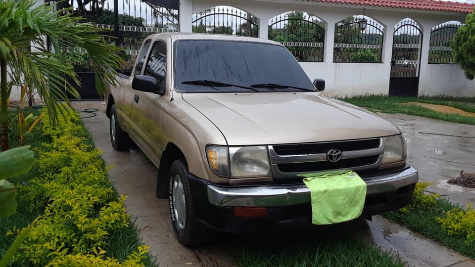 99 Toyota Tacoma 4 cilindros estándar vien cuidado se vende ose Camvia por otro ...