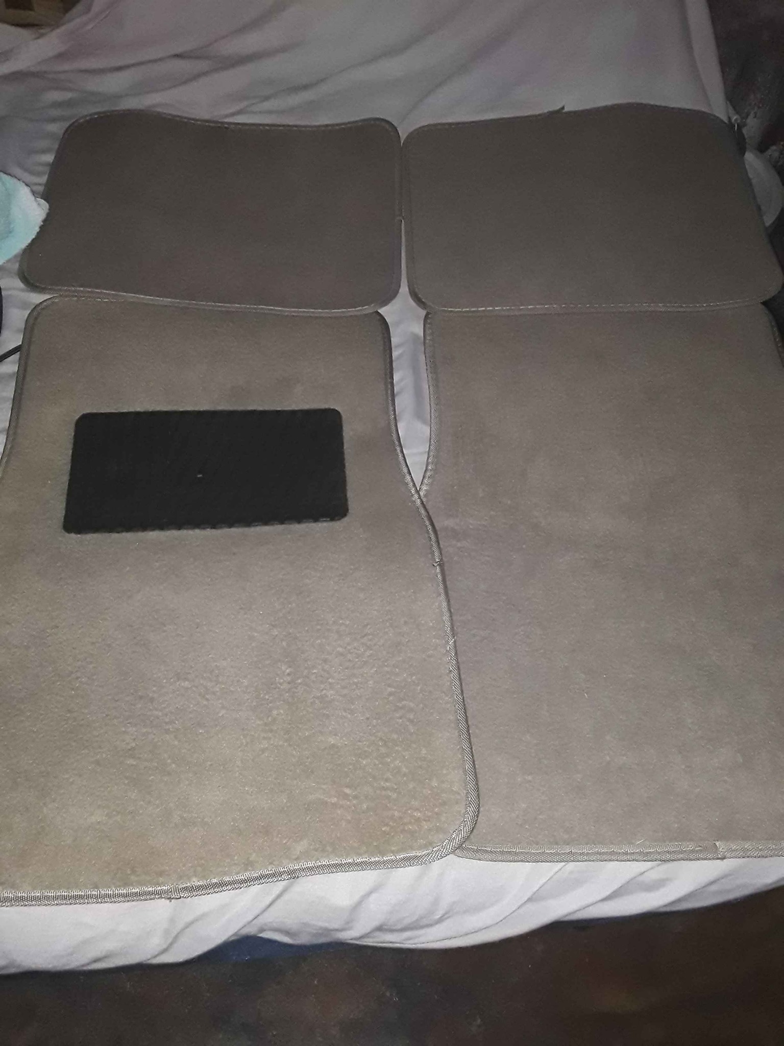 Vendo juego de alfombras para carro casi nuevas precio Q50 cel 41542264
