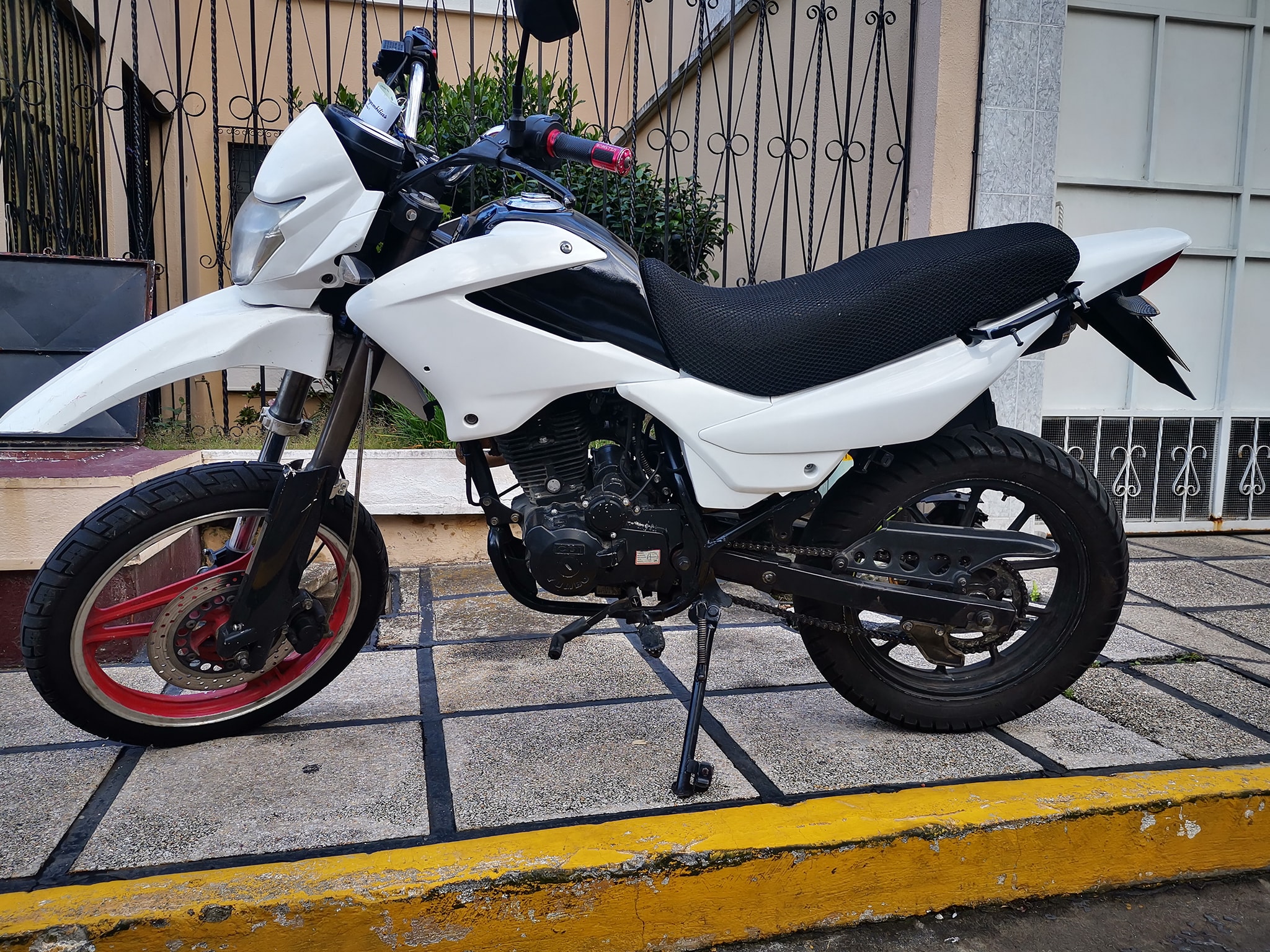 Moto MT 200