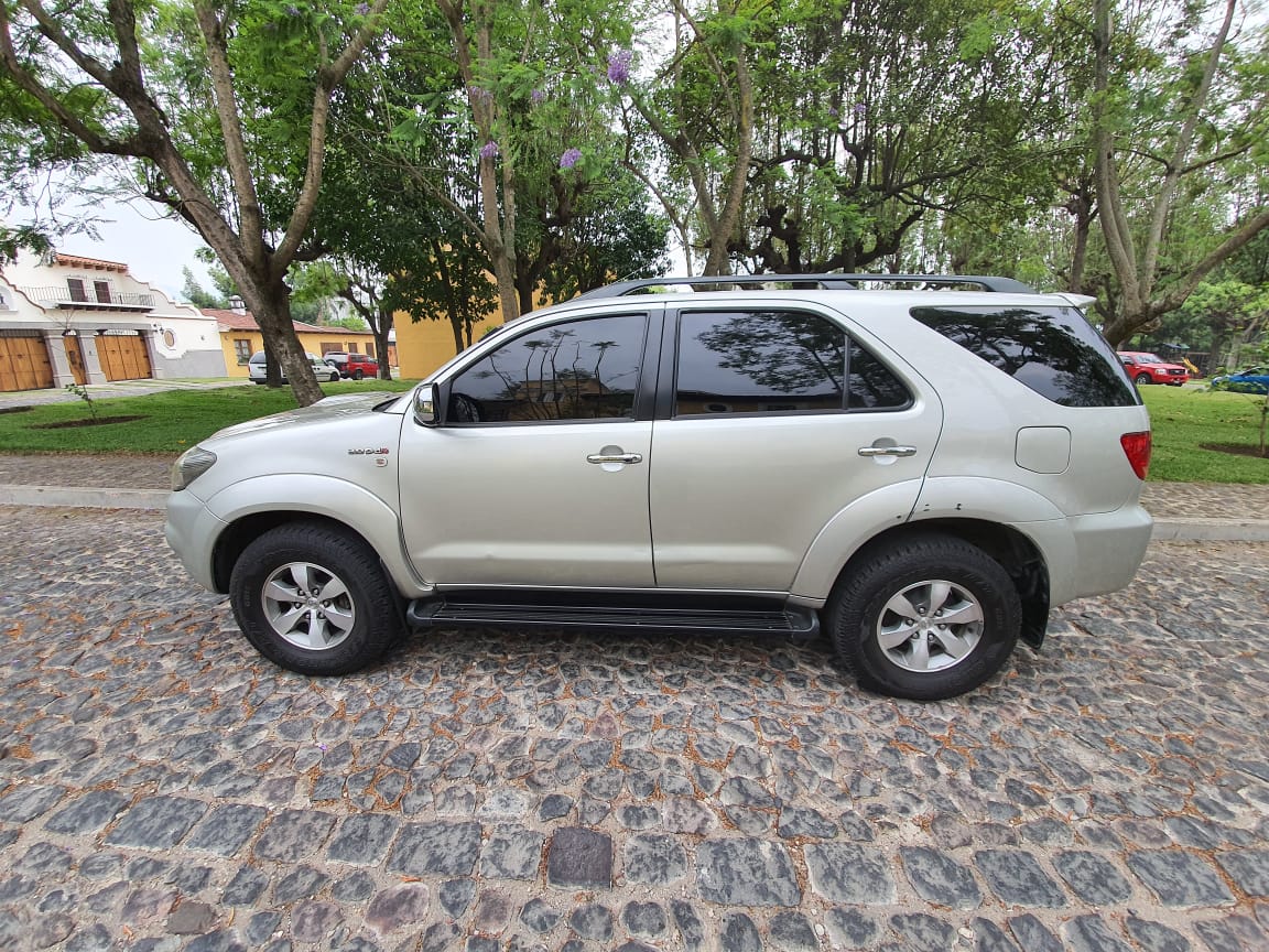 TOYOTA FORTUNER 2009