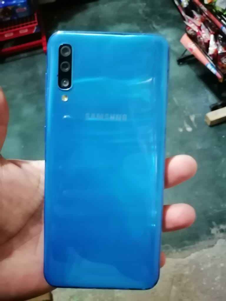 Vendo sansumg a50 funciona unico detalle aveces parpadea la pantalla y de ahi funciona muy bien