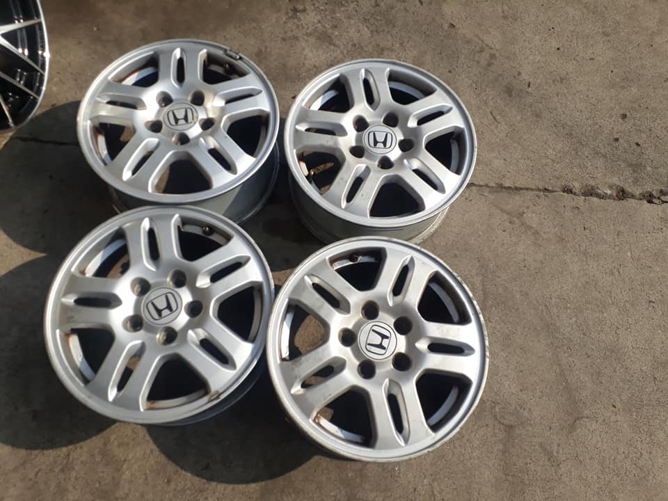 Vendo juego de aros rin 15 5x114 origuinal crv  bonitos  no repardos (NO NEGOCIBLE)