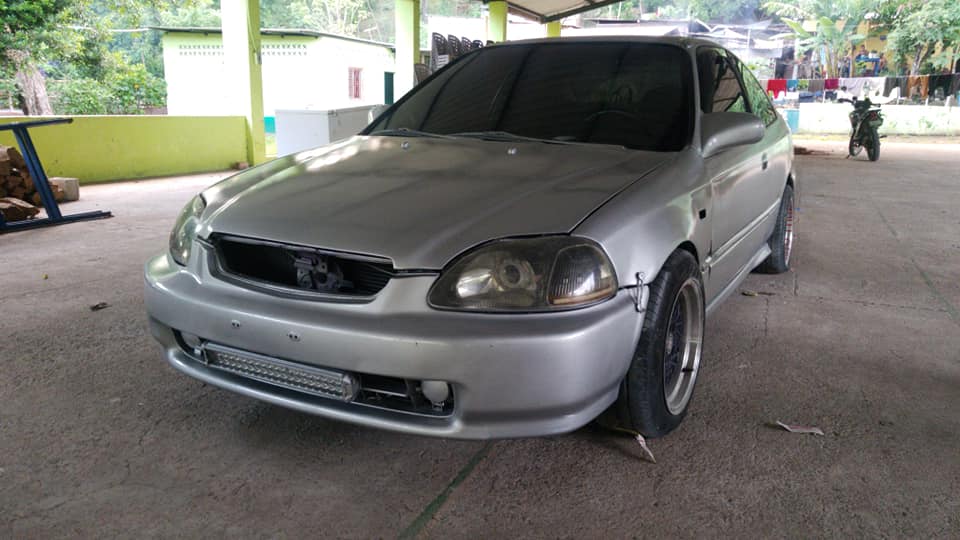 Vendo mi lindo honda civic modelo 97 mecanico papeles  en orden aire acondicionado  enfriando al 100