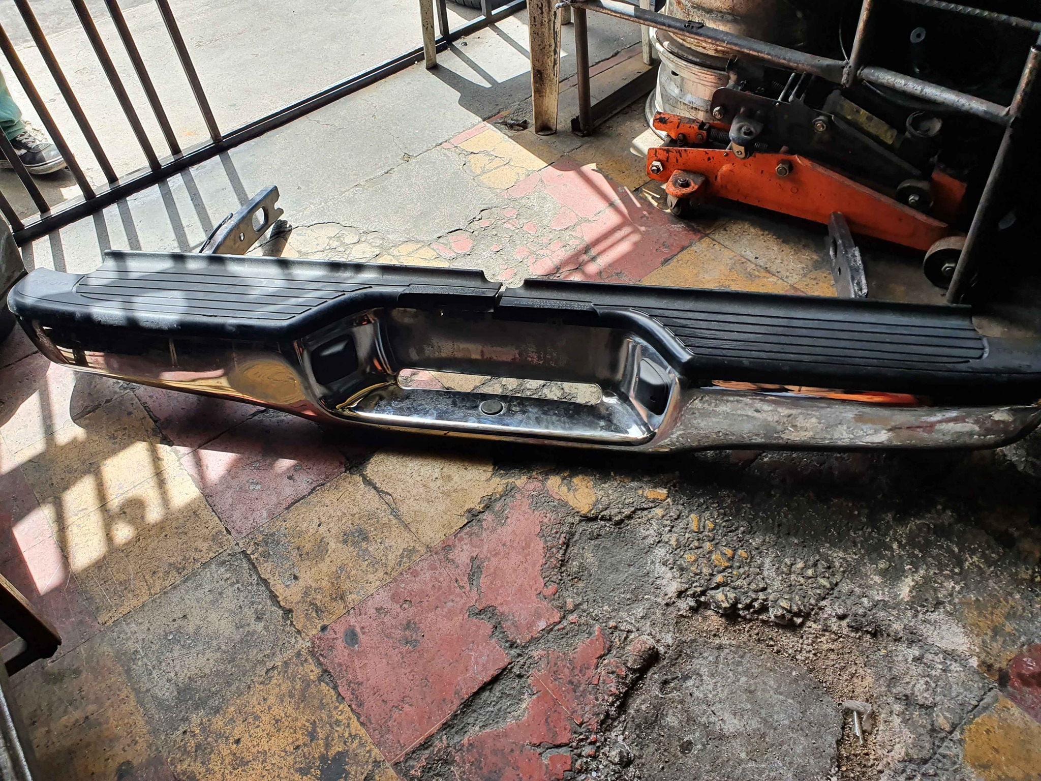 Bomper cromado tacoma culata tacoma radiador bateria nueva Gangas