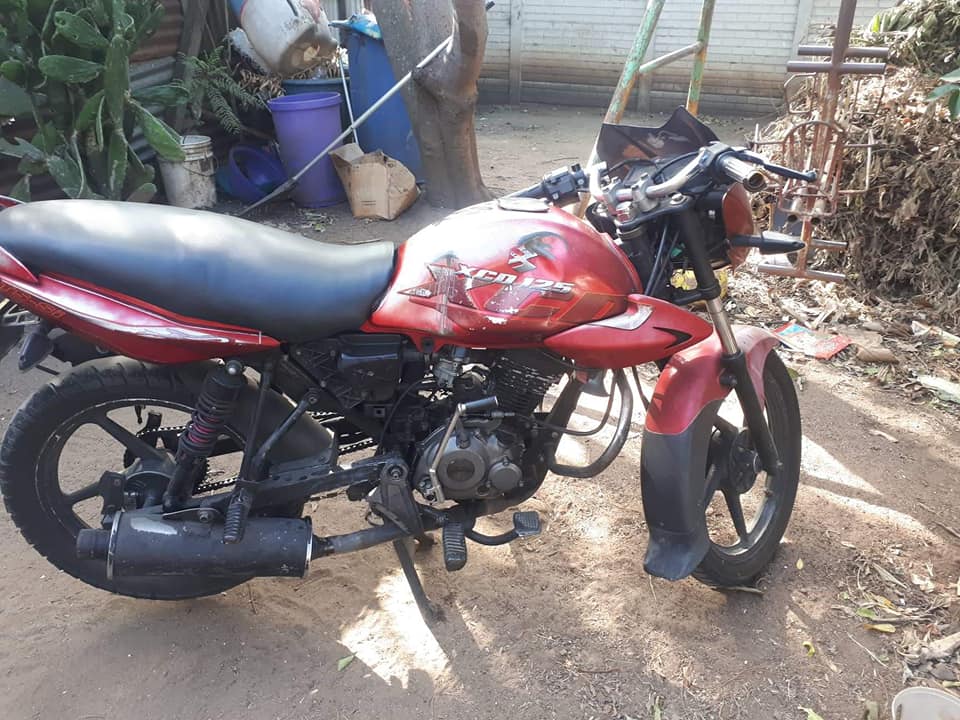 Vendo una moto bajaj xcd 125 modelo 2008