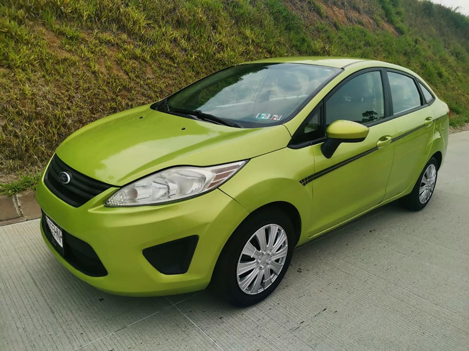 Vendo ford fiesta full equipo modelo 2011