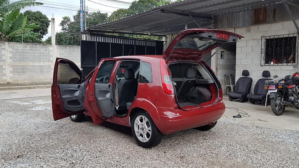 Ford fiesta 2004  de agencia motor 1.6 mecánico
