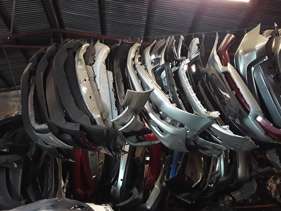 Vendo variedad de bumper para carros motor gasolina    150 cada  uno