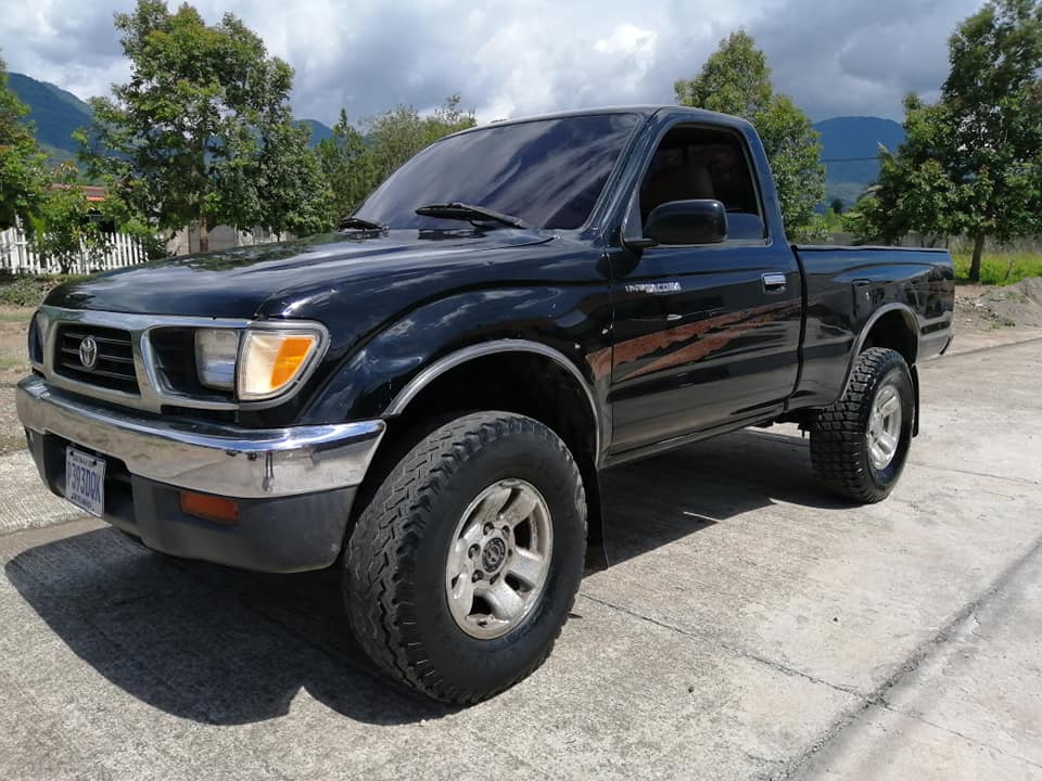 Vendo toyota tacoma mecánico 4x4 de 4 cilindros