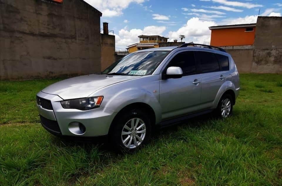 Vendo
 Mitsubishi Outlander ES 2012 
 Motor 2.4 
 4 cilindros 
 4x2
 Automática ...