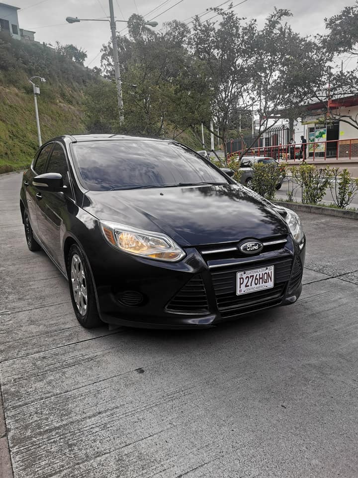 Vendo ford focus mecanico modelo 2013