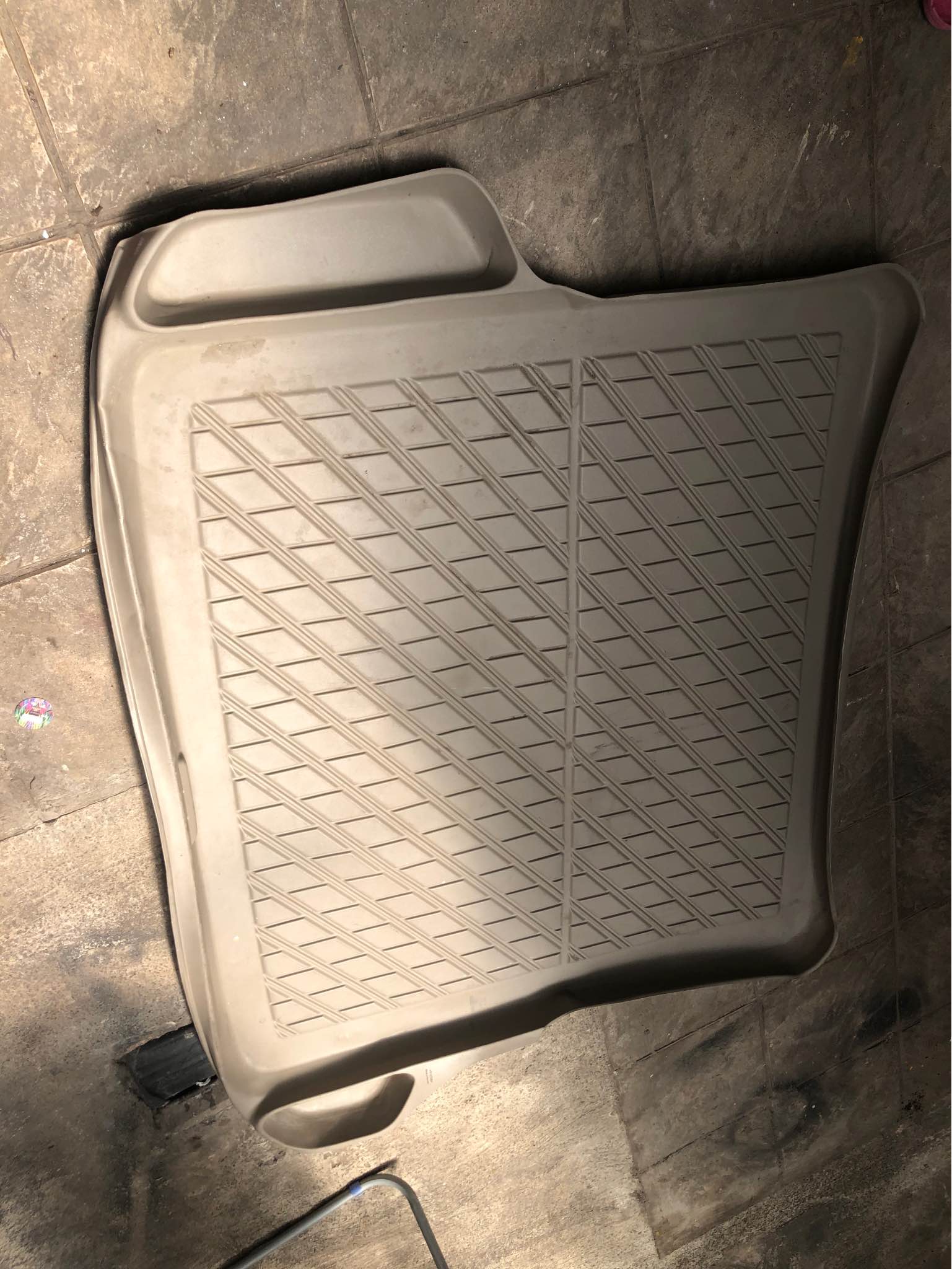 Remató alfombra de Hule para baúl.