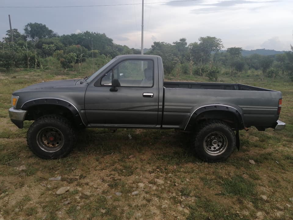 Vendo bonito Toyota 91 nítido 4x4 resien ingresado de California automático sistema de aire