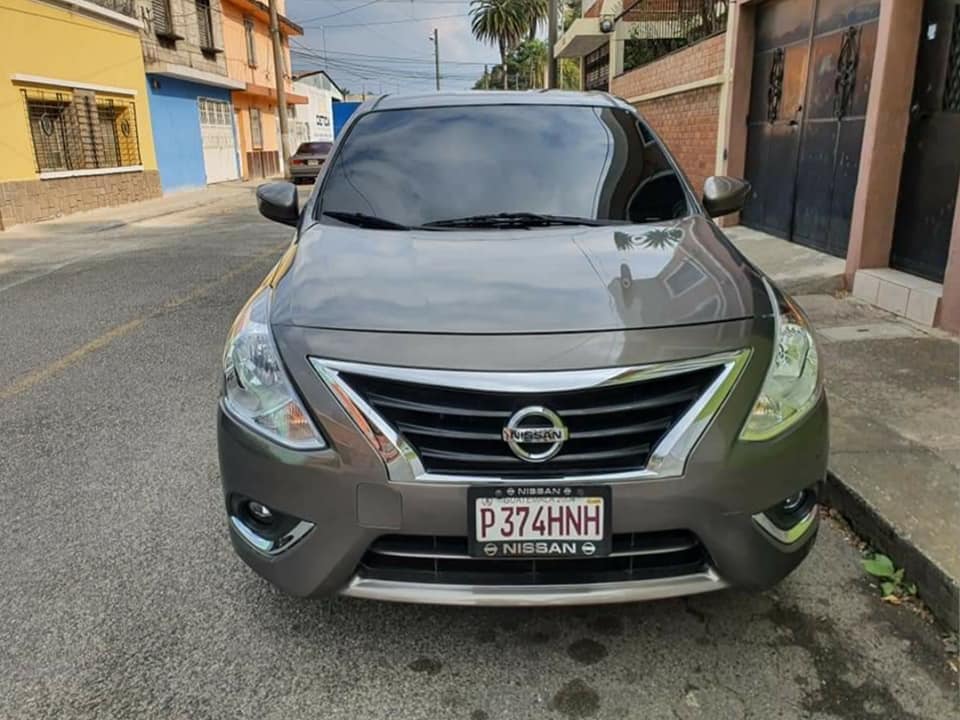 PRECIOSO NISSAN VERSA SL 2,017 FULL EQUIPO