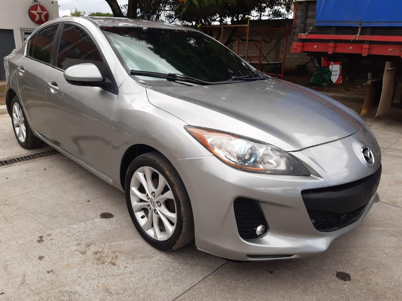 2013 Mazda 3 Skyactive en buen estado  económico