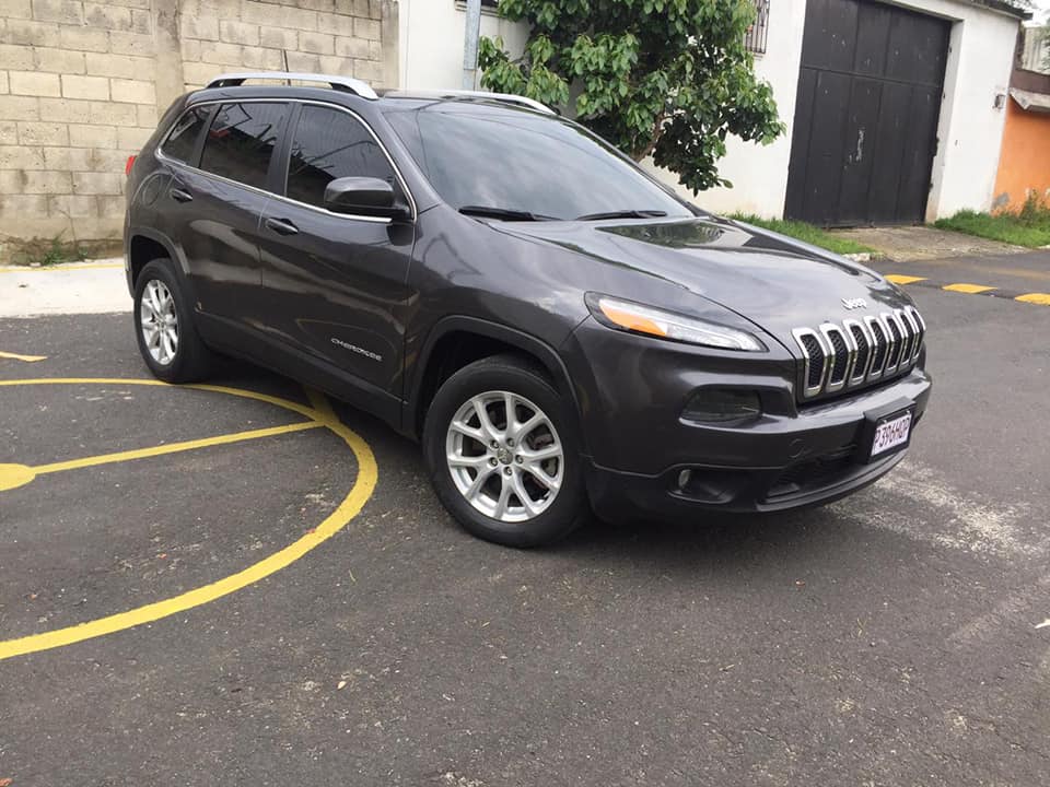 Vendo Jeep Cherokee Latitude 2017 Todas sus bolsas de aire intactas! 4 cilindros! CX5, CRV, RAV4, X3