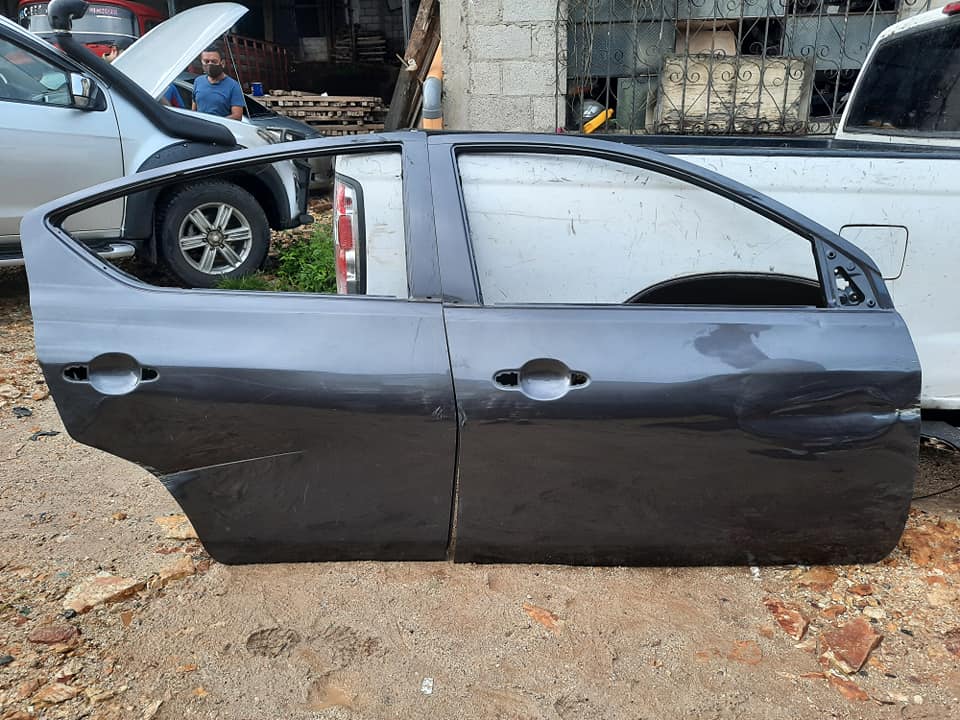 Puertas derechas de Nissan Versa 2012 - 2018