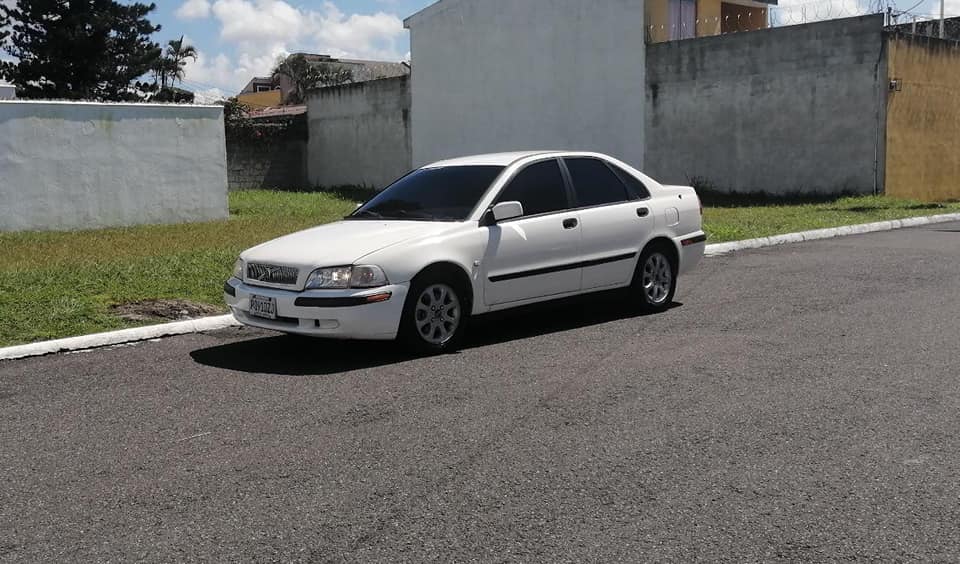 Vendo o cambio Volvo S40 2002 T4 trabajando muy bien, automatico motor1.9 papeles en orden A/C frío!