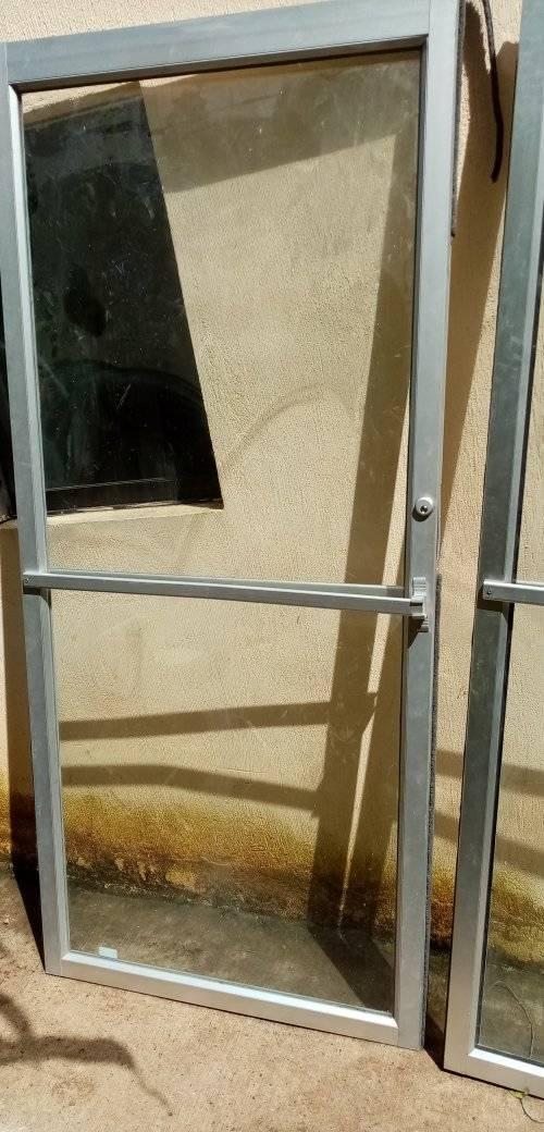 2 puertas de vidrio