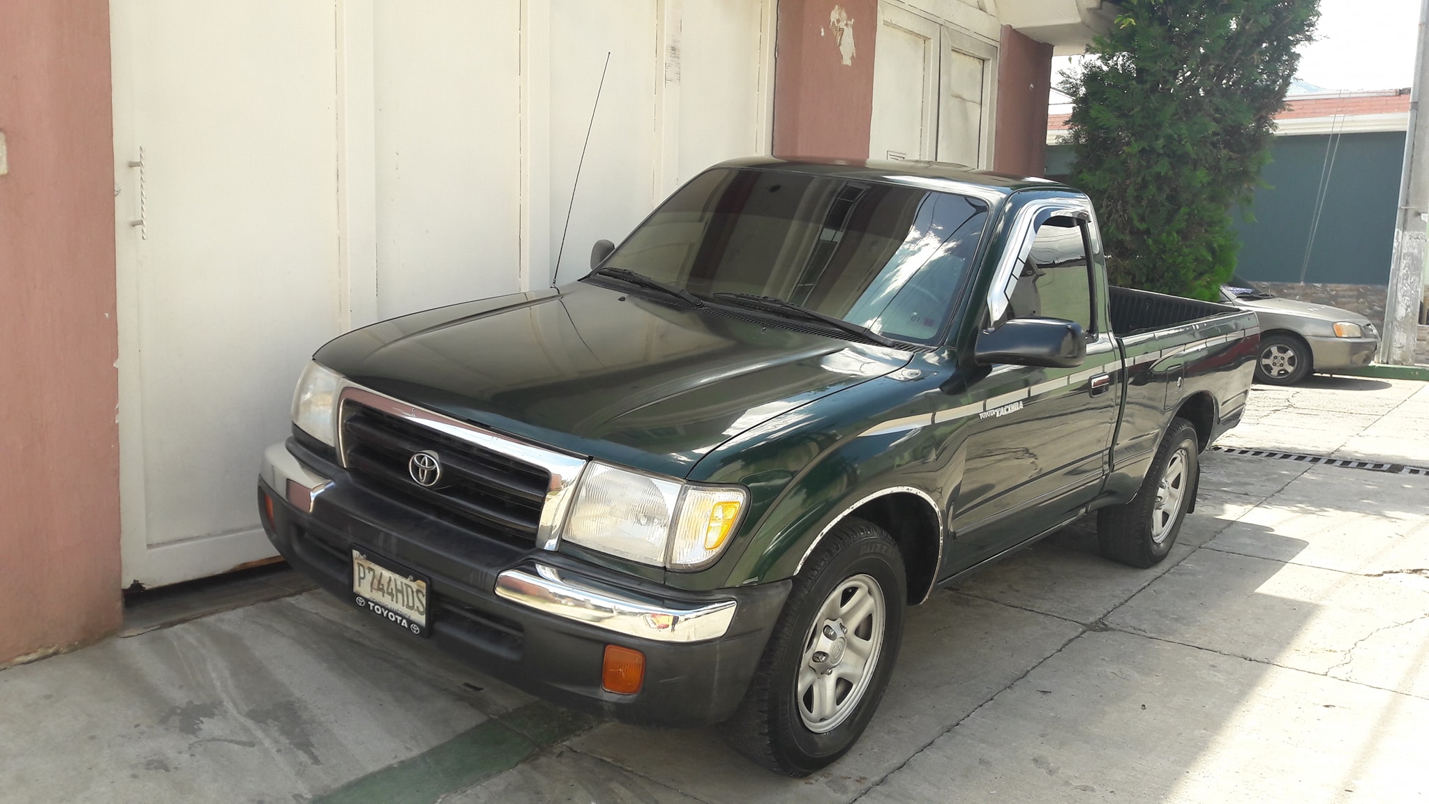 Vendo toyota tacoma mecanico modelo 2000 A/C A toda prueba más inf al 47904553 sólo efectivo