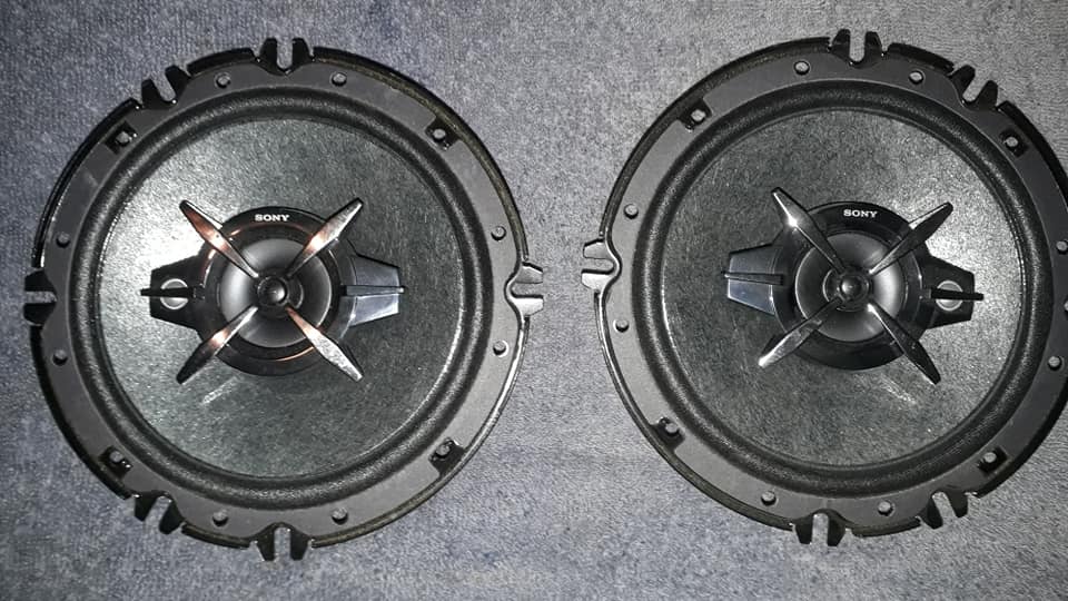 Vendo un par de vocinas sony originales casi nuevas estan nitidas de 270 watts sonando muy bien