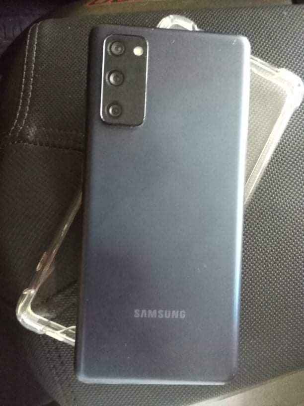 Vendo o cambio potente samsung s20 FE Claro.