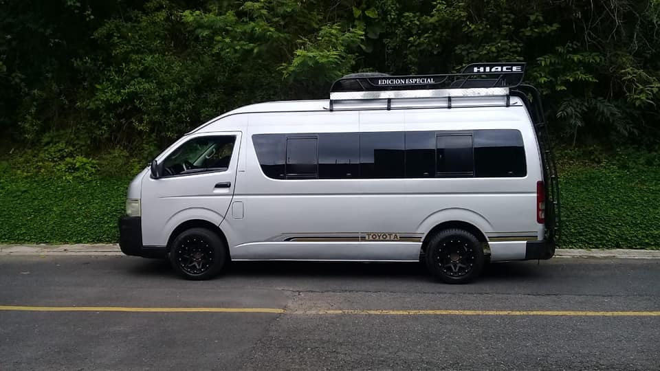 Microbús toyota hiace modelo 2006