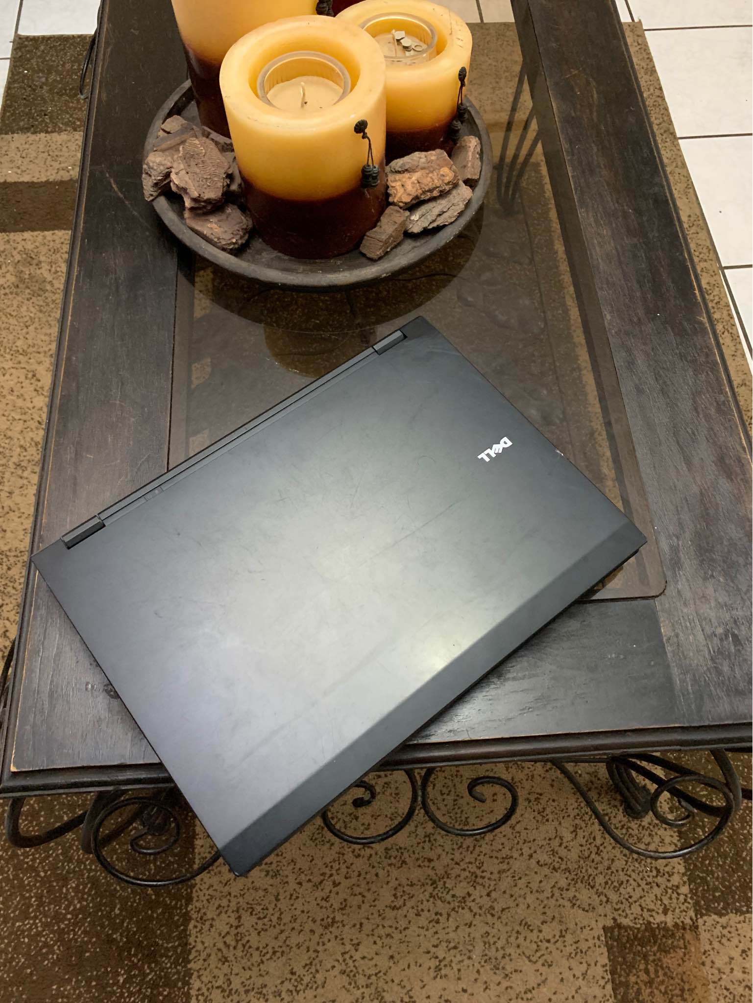Laptop Dell Latitude Core 2 Dúo. Funciona conectada al cargador