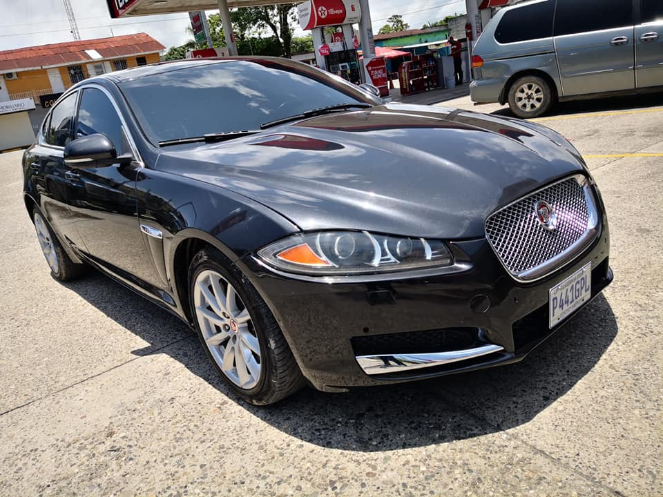 Acepto vehiculo, hermlso y elegante JAGUAR XF. 2.0.. MODELO 2015....