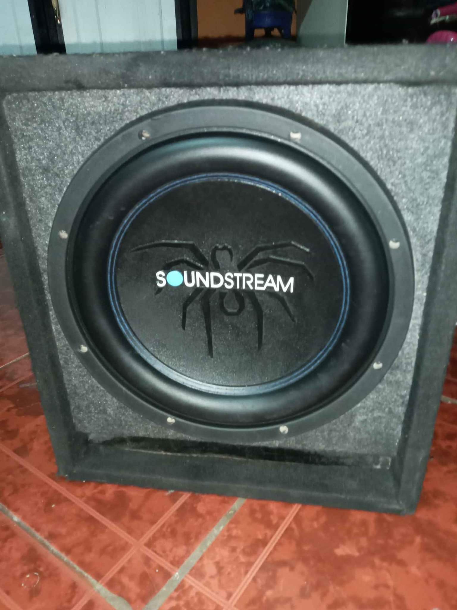 Vendo 
Woofer y amplifocador