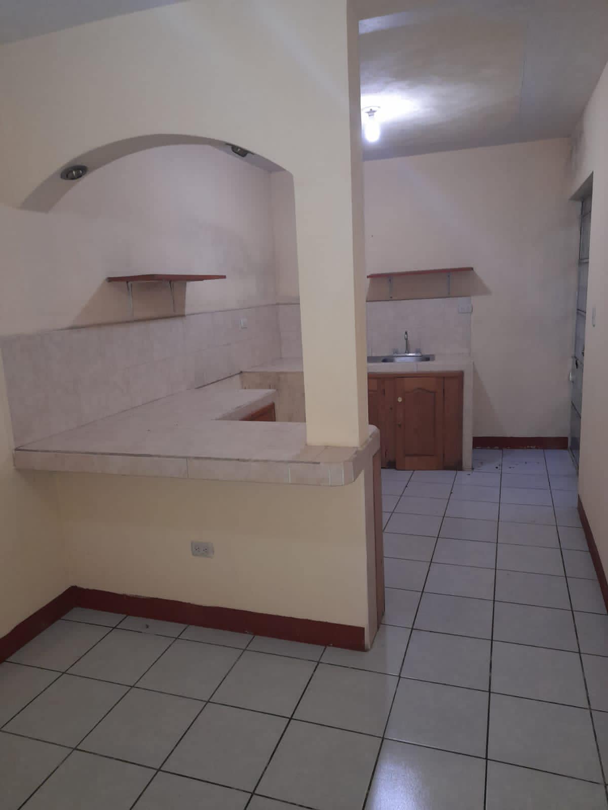 Alquilo apartamento a la par de colegio suizo quetzaltenango, atras de interplaza.