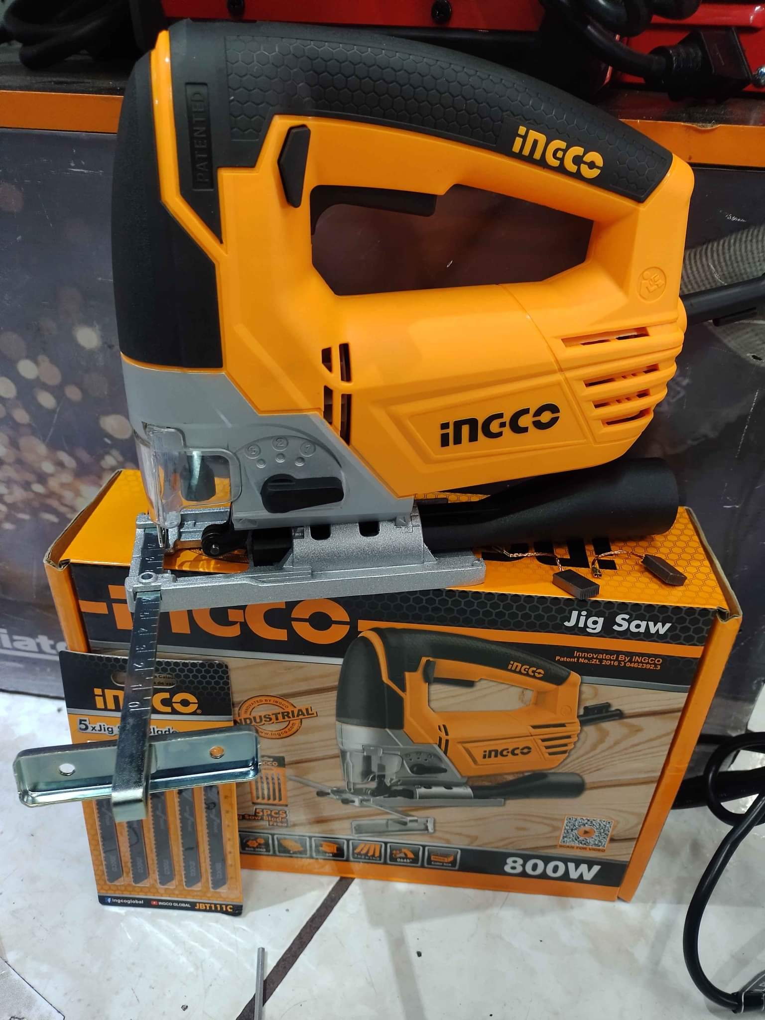 SIERRA CALADORA INGCO INDUSTRIAL de 800 WATS para uso pesado Incluye 5* Seguetas*