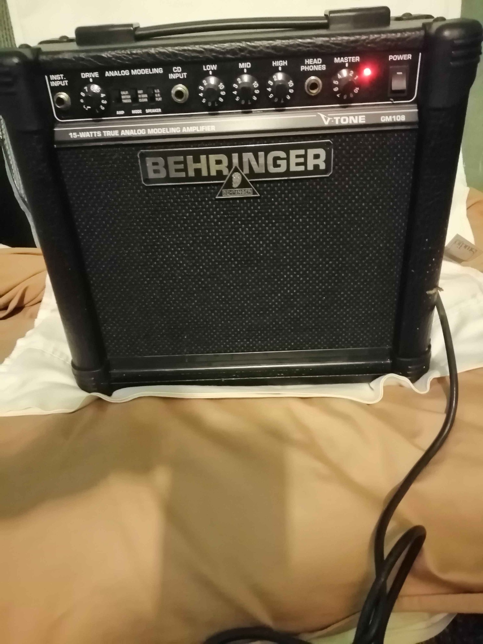 Vendo bocina amplificada BEHRINGER MADE IN USA PARA GITARRA PIANO O BAJO ESTA NÍTIDA