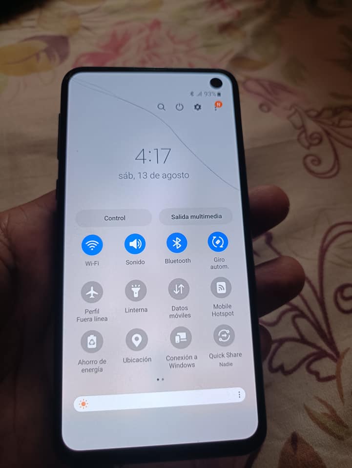 S10e claro mínimo pelito no afecta ni se  ve mucho