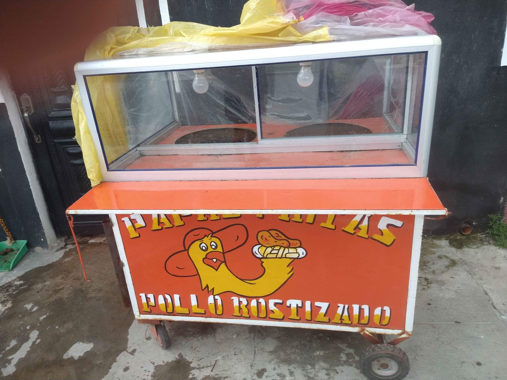 Vendo carreta para papas con pollo en buen estado negociable
