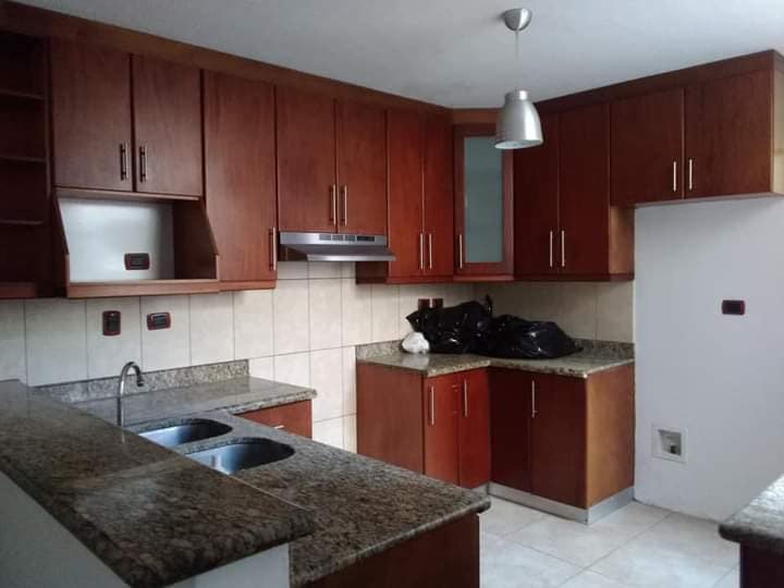 (+2)  *Cód A90/ 2005* Rento casa en Excelente ubicación,  zona 14, La Villa*  PRECIO $ 1,200 DOLARES